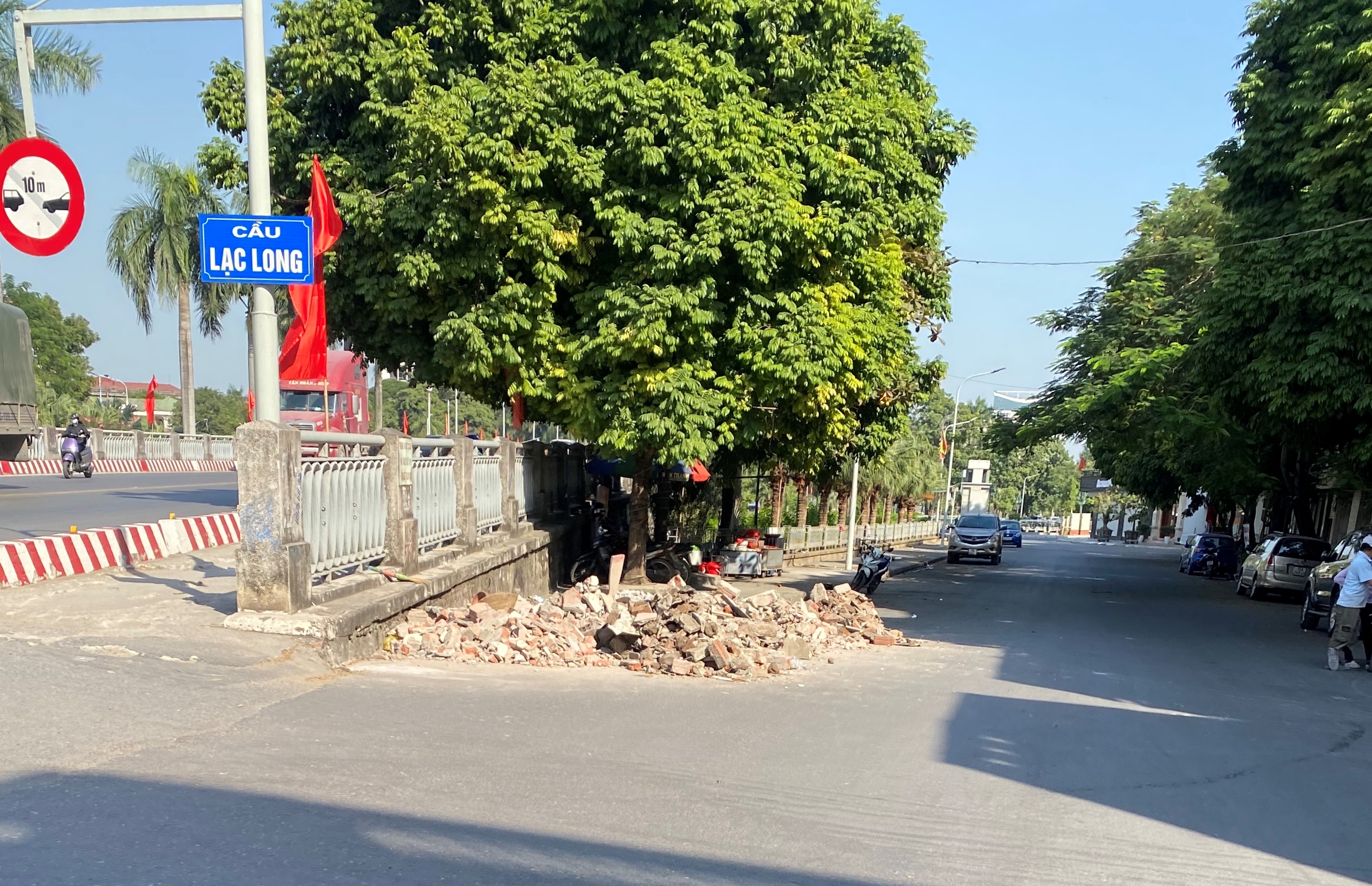 Nguy cơ  mất an toàn giao thông do tập kết vật liệu xây dựng trái phép